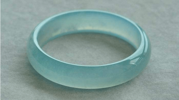 竟然有蓝色的翡翠？快来看看冰蓝水翡翠价格是多少！   第2张