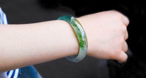 为什么我们都建议翡翠手镯要戴在左手上？这其中的奥妙，你一定要知道！   第2张