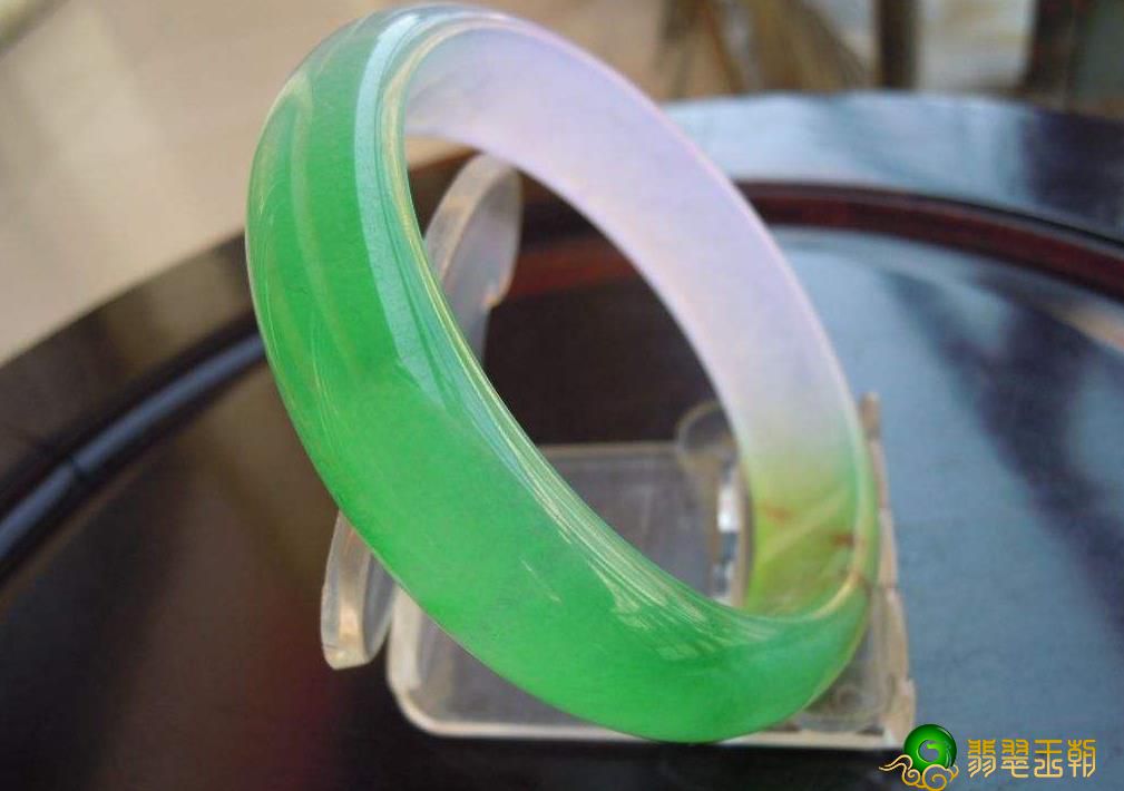 翡翠手镯鉴定如何进行？怎样辨别品质的好坏？   第2张