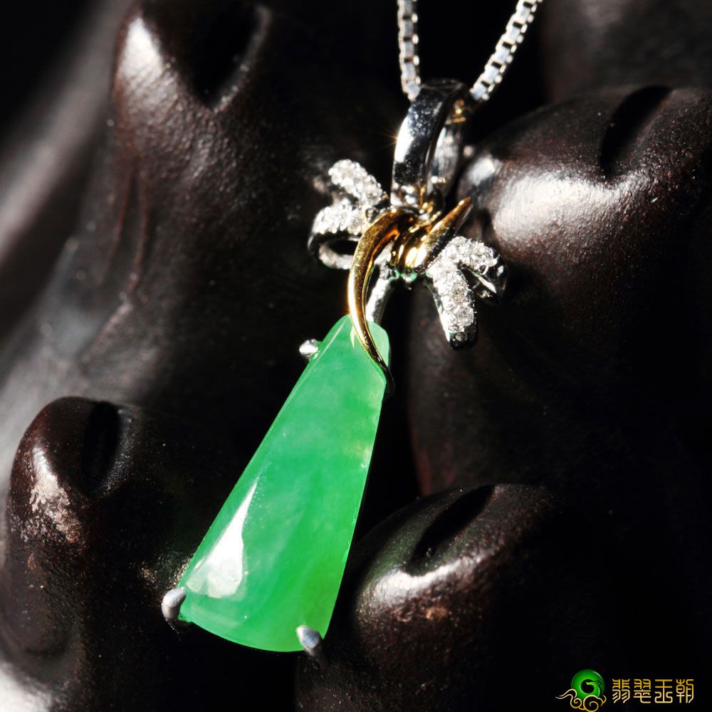 阳绿色翡翠的鉴定和保养的小技巧   第2张