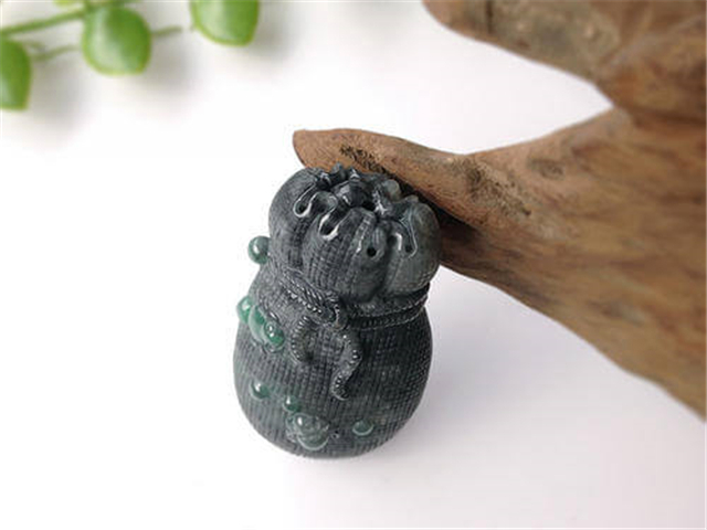 乌鸡种翡翠值钱吗?乌鸡种翡翠值得买吗? 第3张