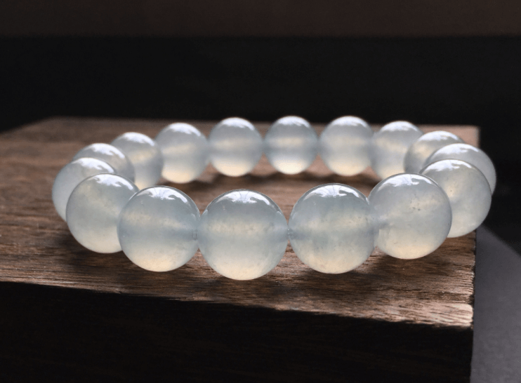 一条白翡翠珠子手串，不知道价格多少才合适？这里有答案！   第1张