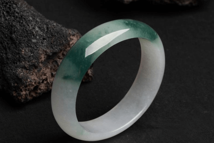 什么是翡翠贵妃镯？它和杨贵妃有什么关系？   第3张