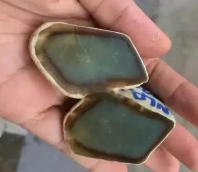 
巧夺天工！廉价选购的翡翠翡翠原石历经手工雕刻后绮丽超级变身，身家疯涨
   第2张