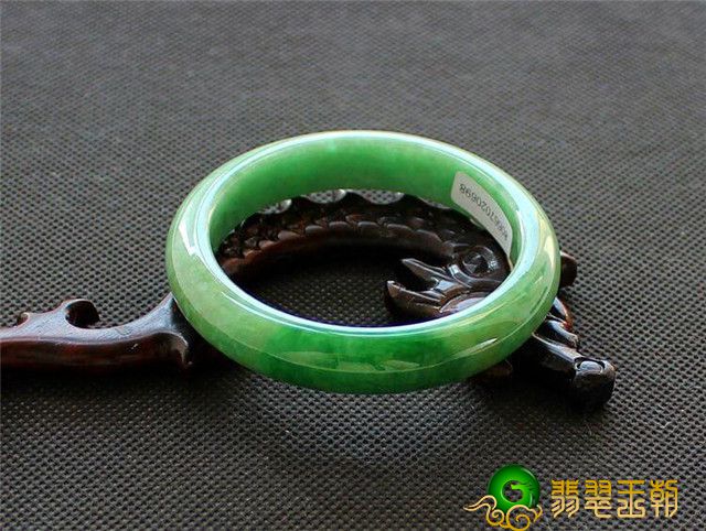 满绿翡翠怎么鉴别真假？原来它的价格差距这么大！   第3张