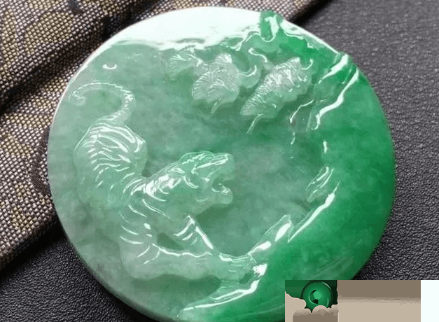 翡翠虎牌的寓意有哪些?快来看看你适不适合佩戴它？   第2张