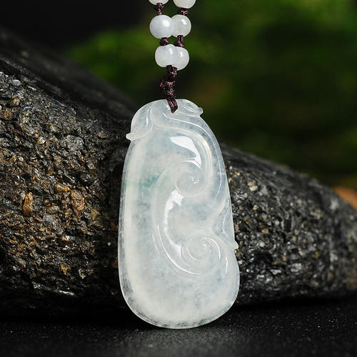 除了手镯，白色翡翠有还有哪些好看的款式？   第1张