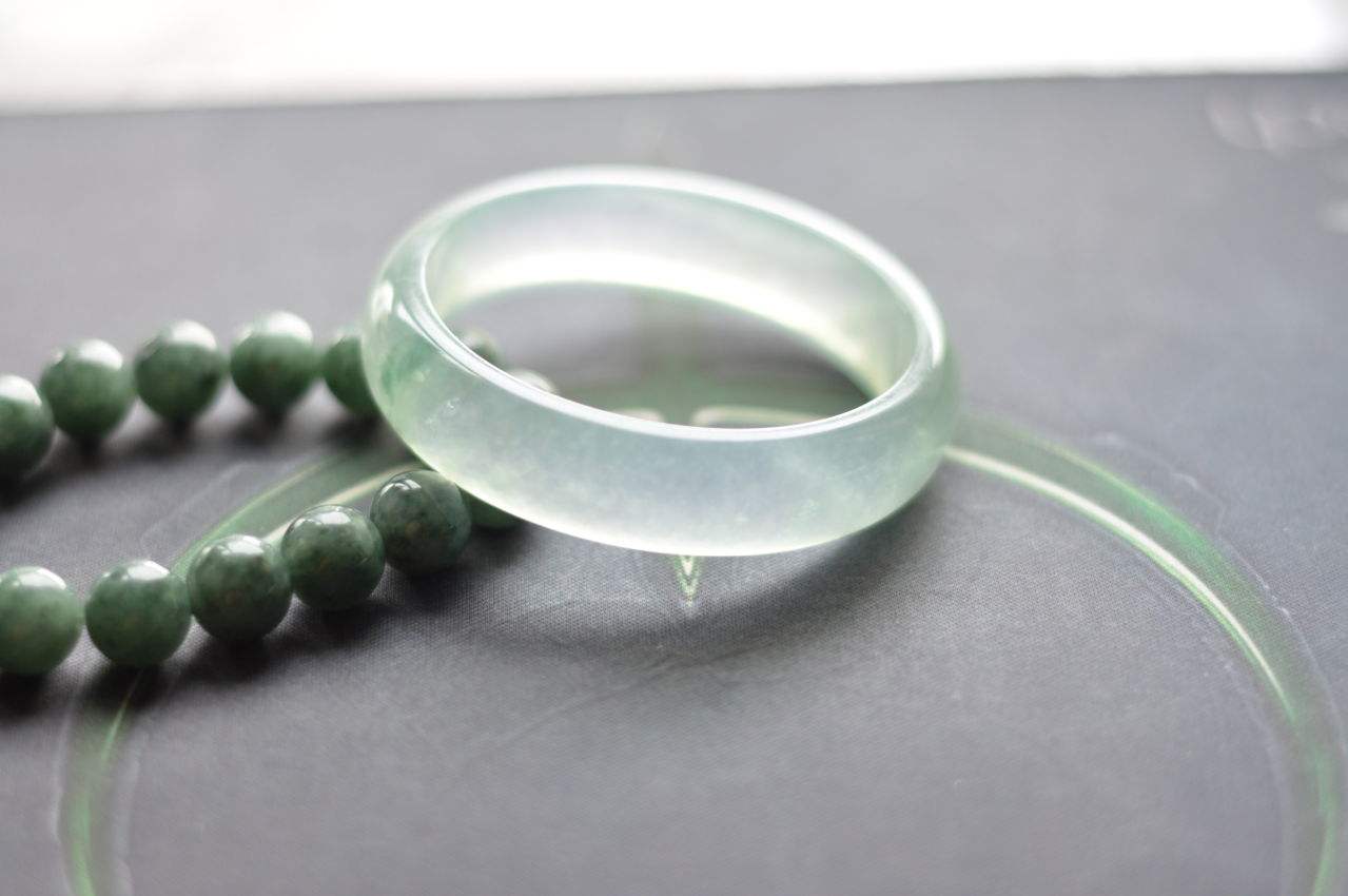 如何确定翡翠手镯价格？为何他们的价钱相差太大？   第1张