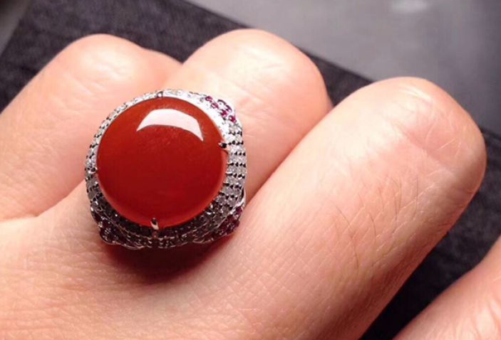 翡翠变得不值钱了吗？为什么现在很多翡翠商人都不想卖翡翠了？   第2张