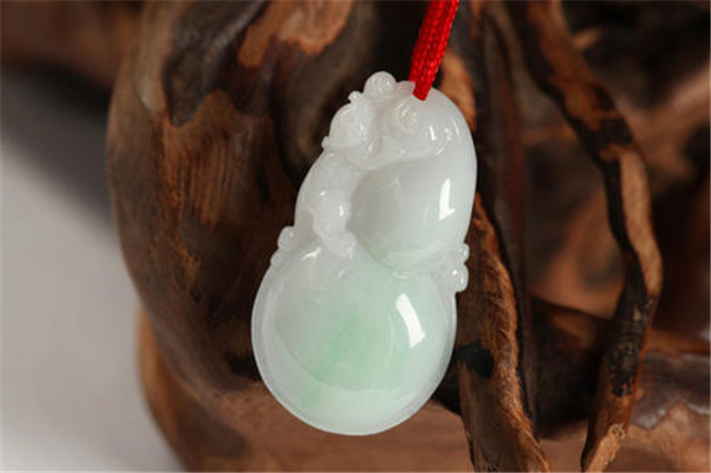 白色糯种翡翠价钱高吗？答案和它的品质息息相关！   第1张