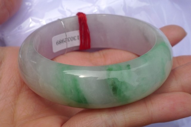 春带彩翡翠手镯是什么样的，为何说它见光死呢？ 