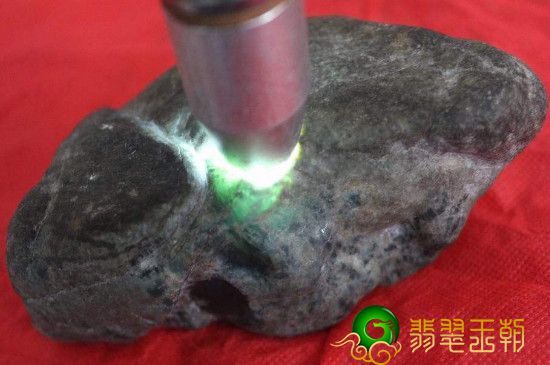 龙肯场区翡翠原石都有什么特征?龙肯翡翠原石特点   第3张