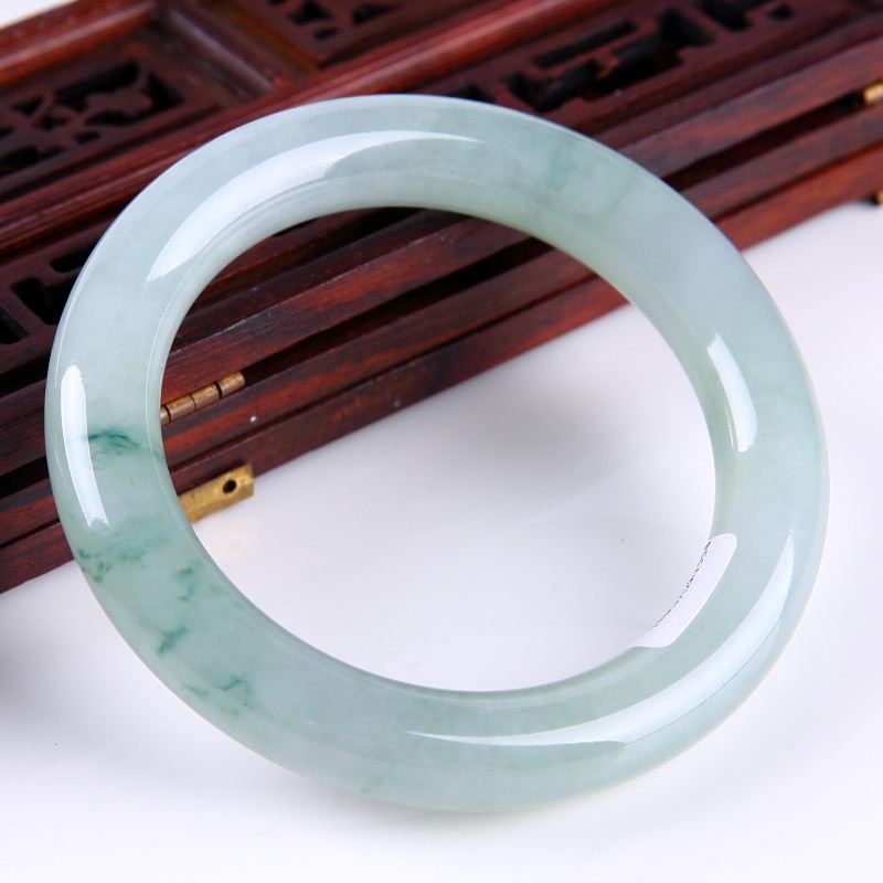 无色冰种玉手镯价格高吗？冰种翡翠的购买注意事项！   第2张