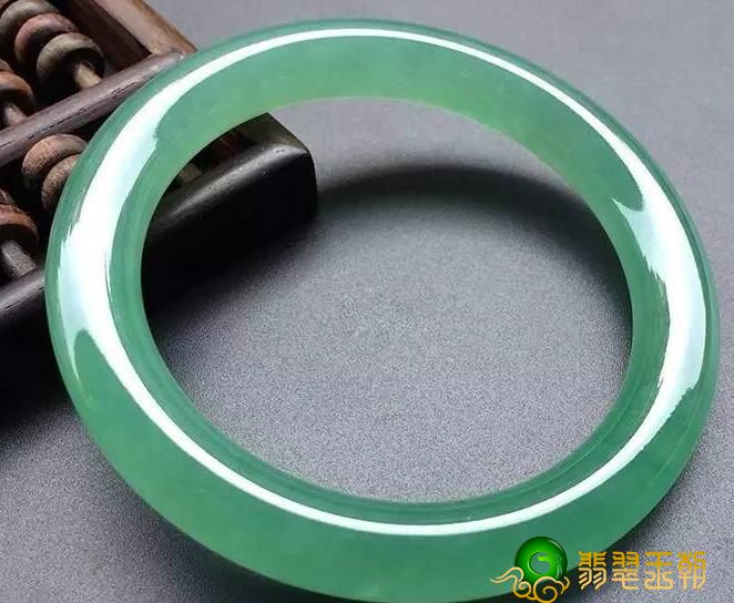 翡翠手镯和和田玉手镯到底哪个更好?翡翠和玉的区别是什么   第1张