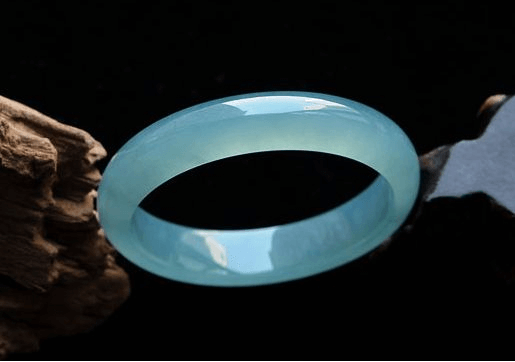 竟然有蓝色的翡翠？快来看看冰蓝水翡翠价格是多少！   第1张