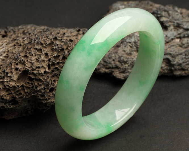 爱玉成痴，收藏了130条翡翠手镯，竟都不值钱？真相是……   第1张