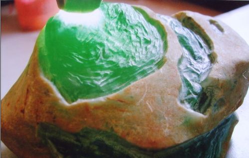 如何鉴定翡翠原石是真还是假？这些办法能否管用呢？   第2张