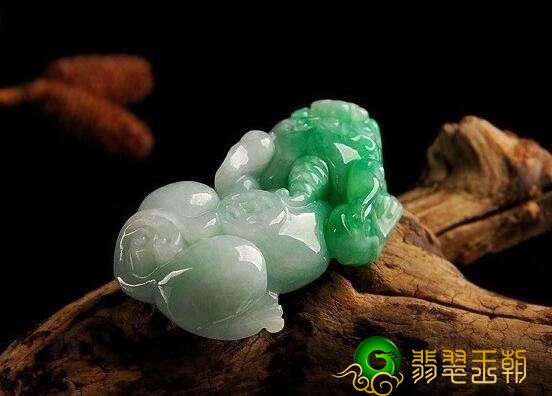 翡翠貔貅吊坠怎样才可以更旺财 翡翠貔貅吊坠应当怎样选择 