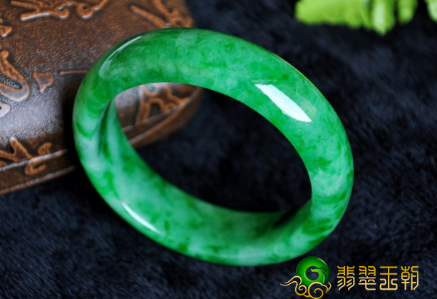 为何翡翠镯子比别的一般翡翠装饰品必须贵？那大家就来讨论一下   第3张