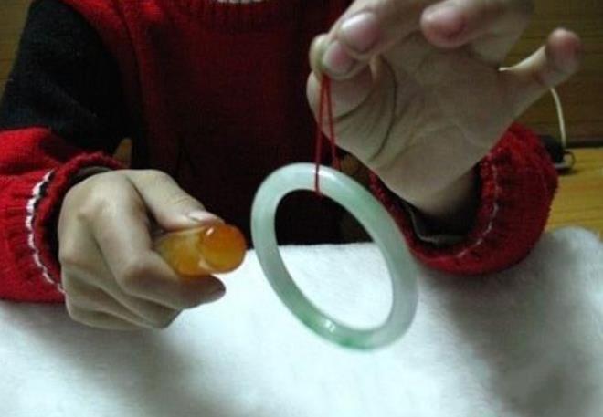 轻轻松松这几个常用招式教你辨别翡翠真假！   第2张