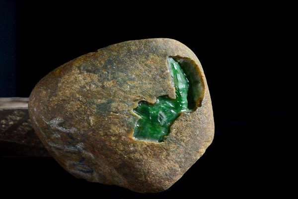 翡翠原石鉴定需要看什么？鉴定知识容易学习吗？   第1张