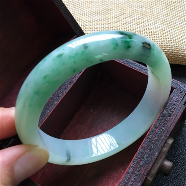 翡翠有杂质就一文不值了吗？本文给你答案！   第2张