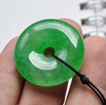 
翡翠的评定方式 你了解有几种，这儿有了你想要知道的方式 ！
 