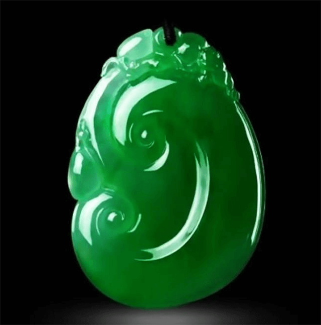 绿翡翠值不值钱?选购的时候我们要注意什么? 第1张