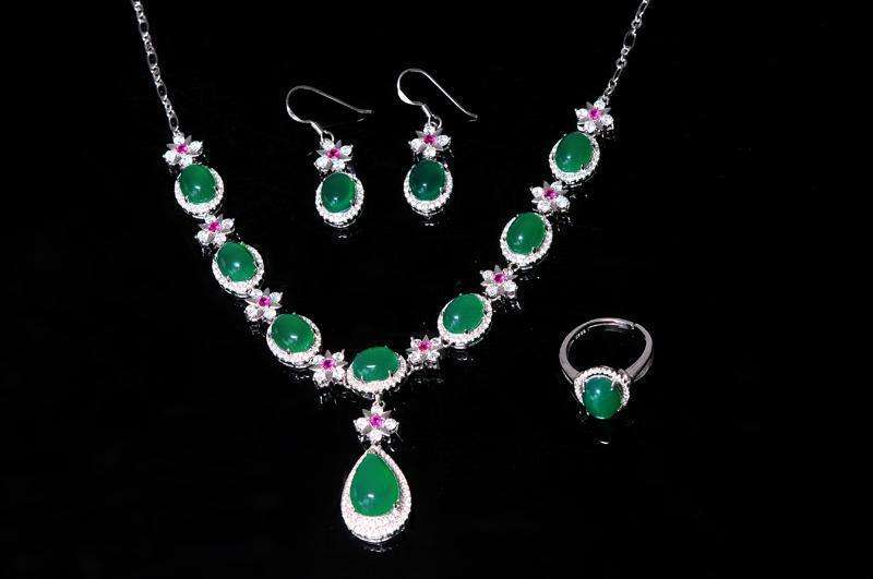 翡翠首饰三件套价格怎么样？翡翠首饰怎样佩戴更好看！   第2张