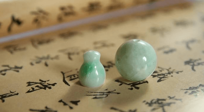 老翡翠的价格很难衡量,对普通消费者没有太大的意义 第1张