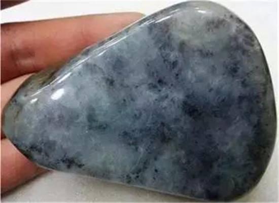 好的乌鸡种翡翠原石如何挑选 什么是乌鸡种翡翠原石