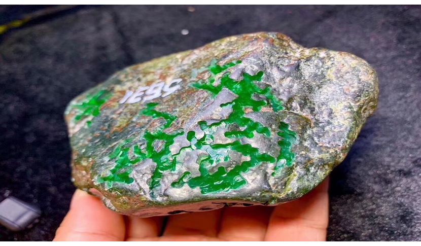 怎样识别翡翠原石？入门先学这3招   第2张