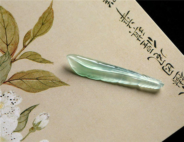 天然翡翠有荧光吗？荧光和莹光一字之差，价格千差万别！   第3张