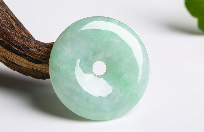 缅甸翡翠平安扣是什么吸引了你？古典美与现代时尚元素的完美结合   第3张