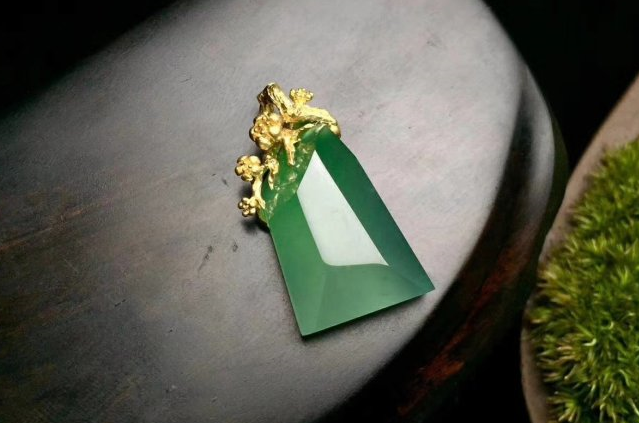 翡翠花牌竟是古代帝王家之物！我们该如何选择呢？其实技巧很简单……   第2张