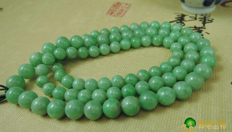 阳绿色翡翠的鉴定和保养的小技巧   第1张