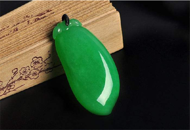 阳绿翡翠价值不菲，选择时不必忘记了这种关键点！   第3张