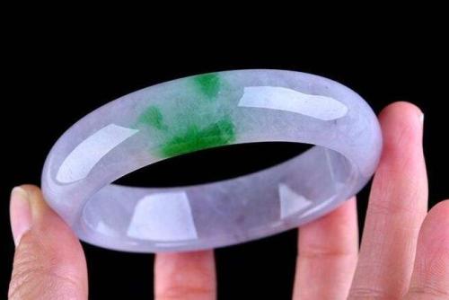 翡翠带紫带绿叫什么？和绿色翡翠相比价格贵吗？   第1张