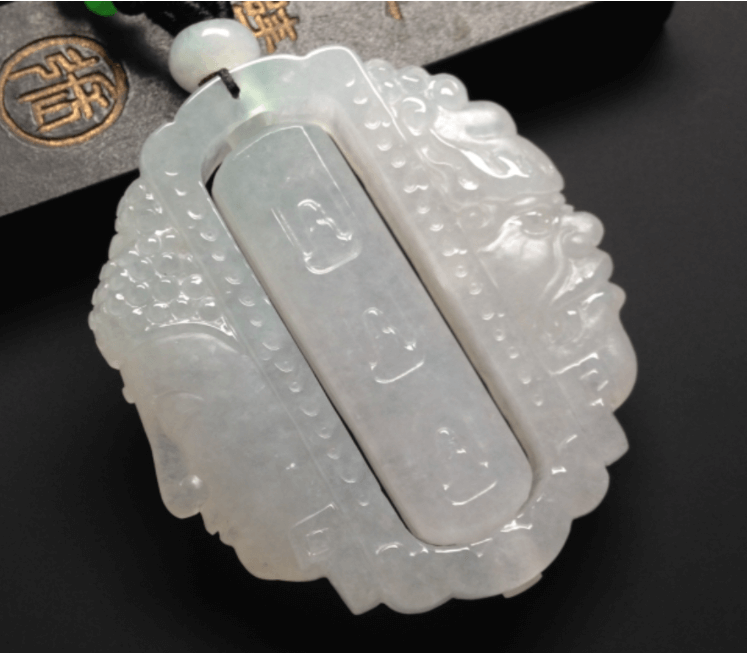 白色糯种翡翠挂坠的价格怎么样?我这里有些建议给您! 第2张