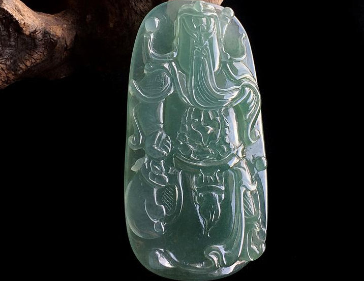 翡翠关公的适合什么人佩戴？不同的人有不同的寓意哦   第1张