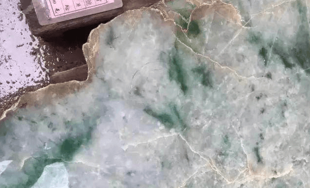 翡翠原石的价格高吗？公盘上的标王分分钟超亿元   第3张