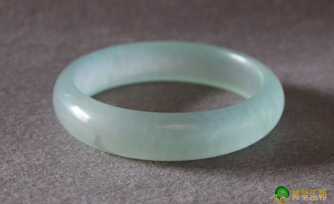 如何选购冰种翡翠吊坠？翡翠吊坠都有什么寓意？   第3张