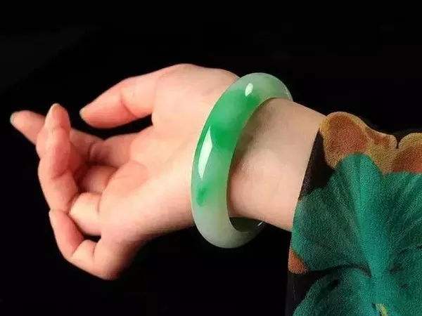 有两个翡翠手镯怎么戴?看看古人是如何“富贵戴双镯”的! 第2张