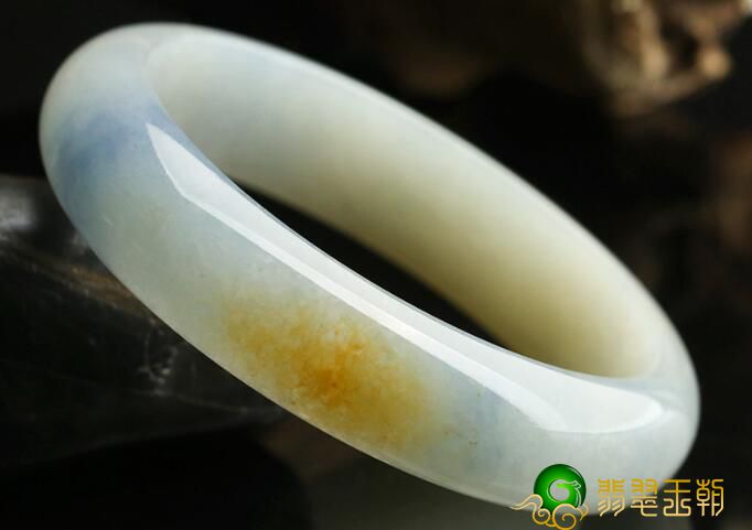 3色翡翠手镯价格贵便宜？这种色调的翡翠镯子居然那么美！   第2张