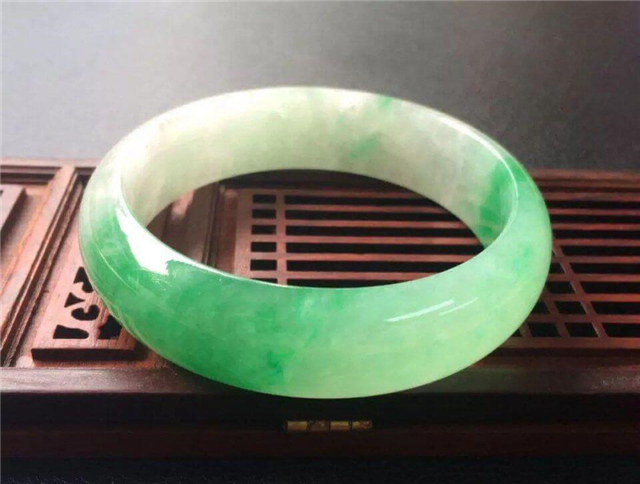 翡翠飘花和纯色哪个贵?建议你从这几个方面去考虑! 第2张