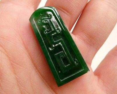 一对翡翠龙凤牌的寓意有哪些？佩戴龙凤牌需要注意什么？   第2张