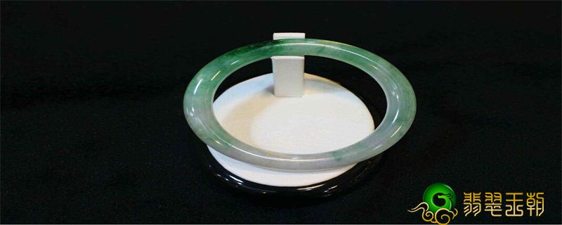 怎么分辨翡翠手镯好坏?如何鉴别翡翠手镯好坏   第1张