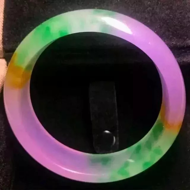 价值300万的四色翡翠刷爆朋友圈？关于翡翠的真假，真相是……   第1张