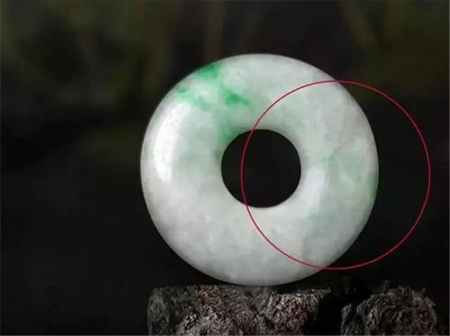 翡翠手镯有裂纹价格会跌吗？需要视情况而定！   第1张