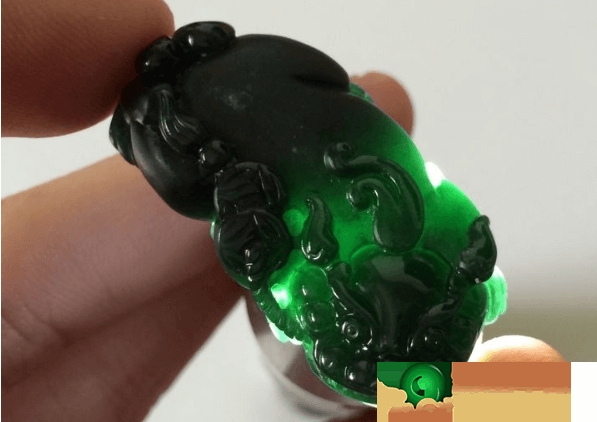 貔貅吊坠能够驱邪旺财，墨翠貔貅合适什么人戴？   第2张